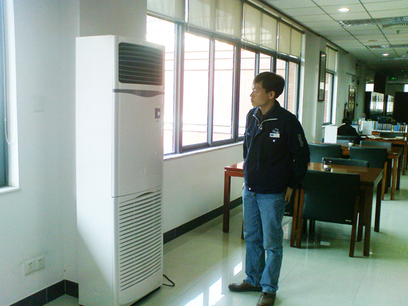 工作人員在現(xiàn)場(chǎng)調(diào)試查看除濕機(jī)