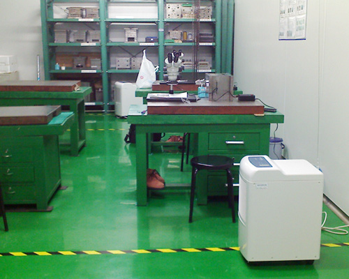 生產(chǎn)線上放在除濕機(jī)