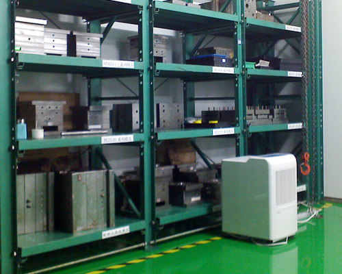 在物料架旁放置除濕機(jī)