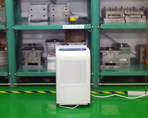 材料庫存架邊配置除濕機(jī)