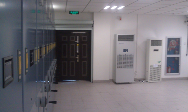 檔案資料庫(kù)房里的除濕機(jī)和空氣凈化器