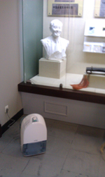 除濕機(jī)放在玻璃陳列柜旁