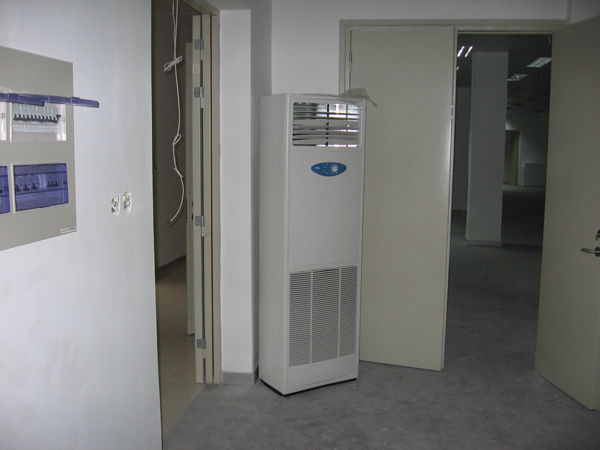 檔案室開關邊放置的除濕機